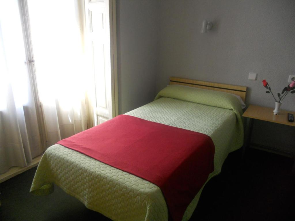 Hostal Olga Мадрид Экстерьер фото