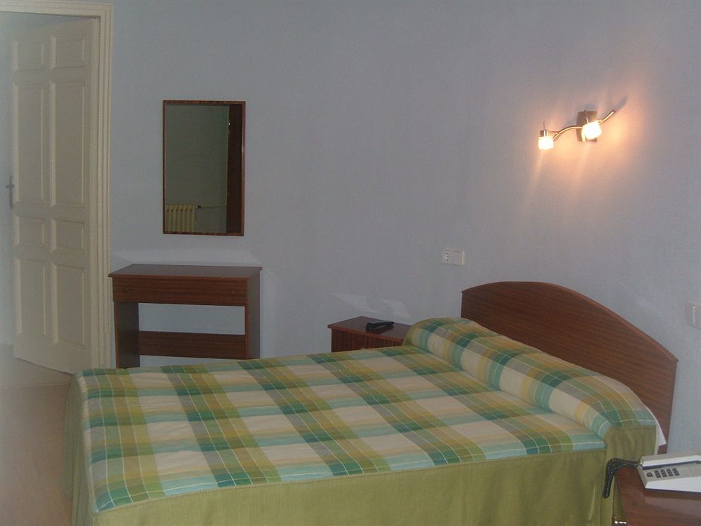 Hostal Olga Мадрид Экстерьер фото