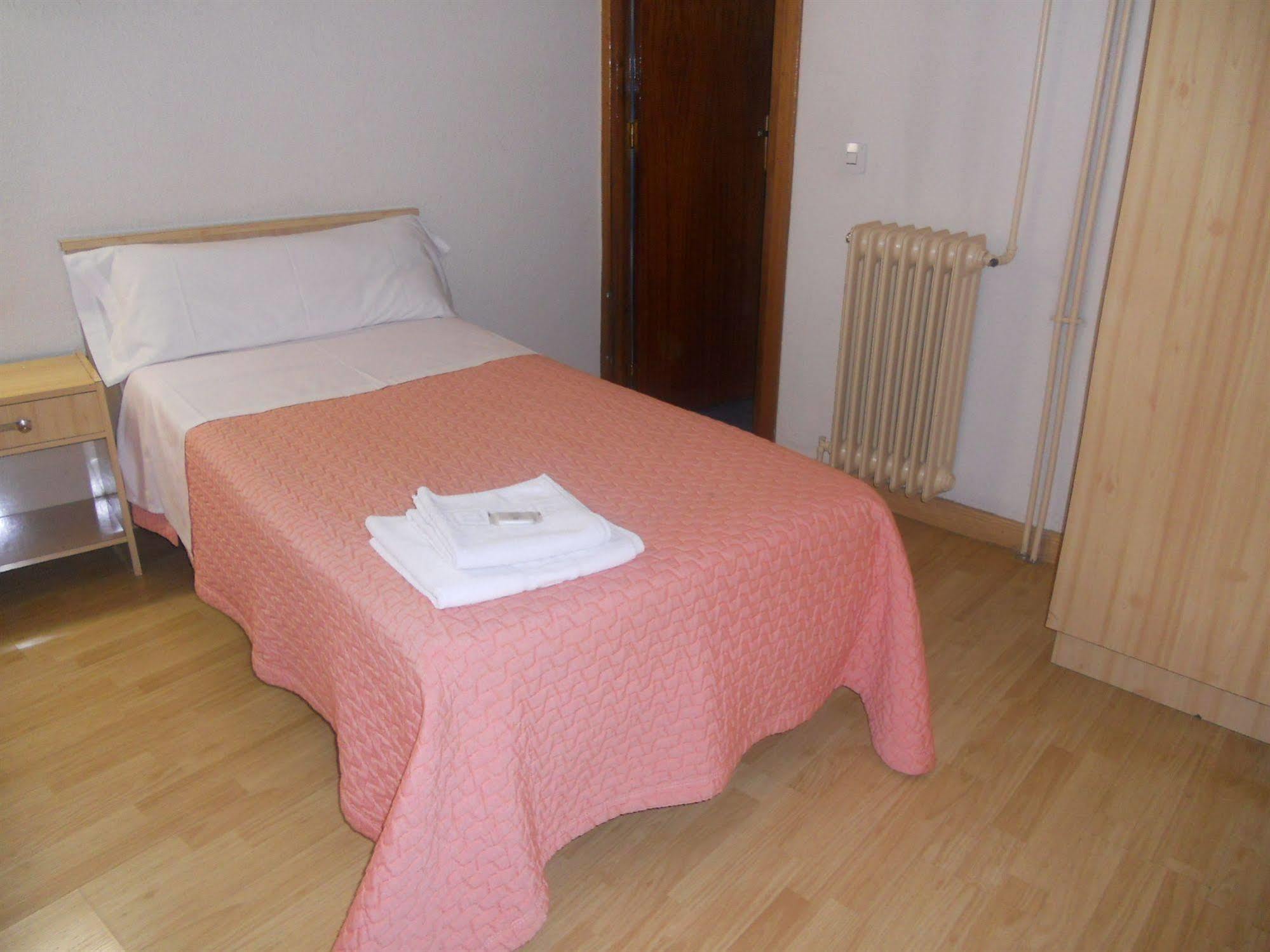 Hostal Olga Мадрид Экстерьер фото