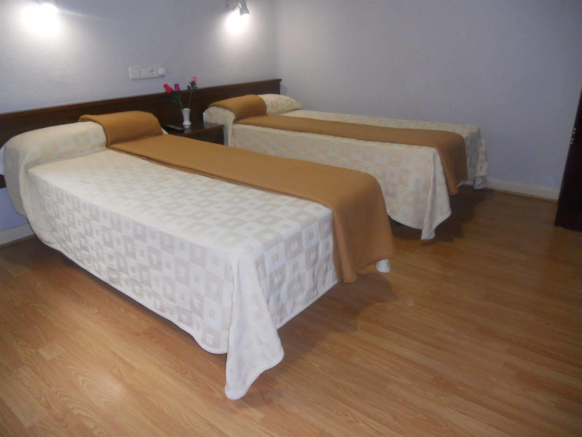 Hostal Olga Мадрид Экстерьер фото