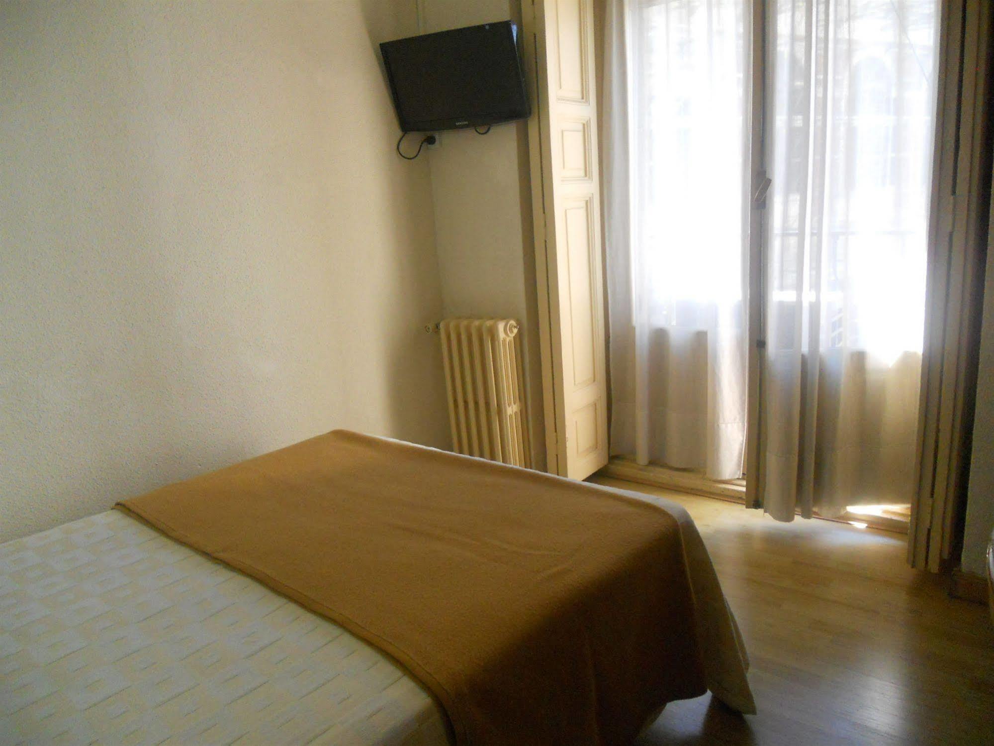 Hostal Olga Мадрид Экстерьер фото