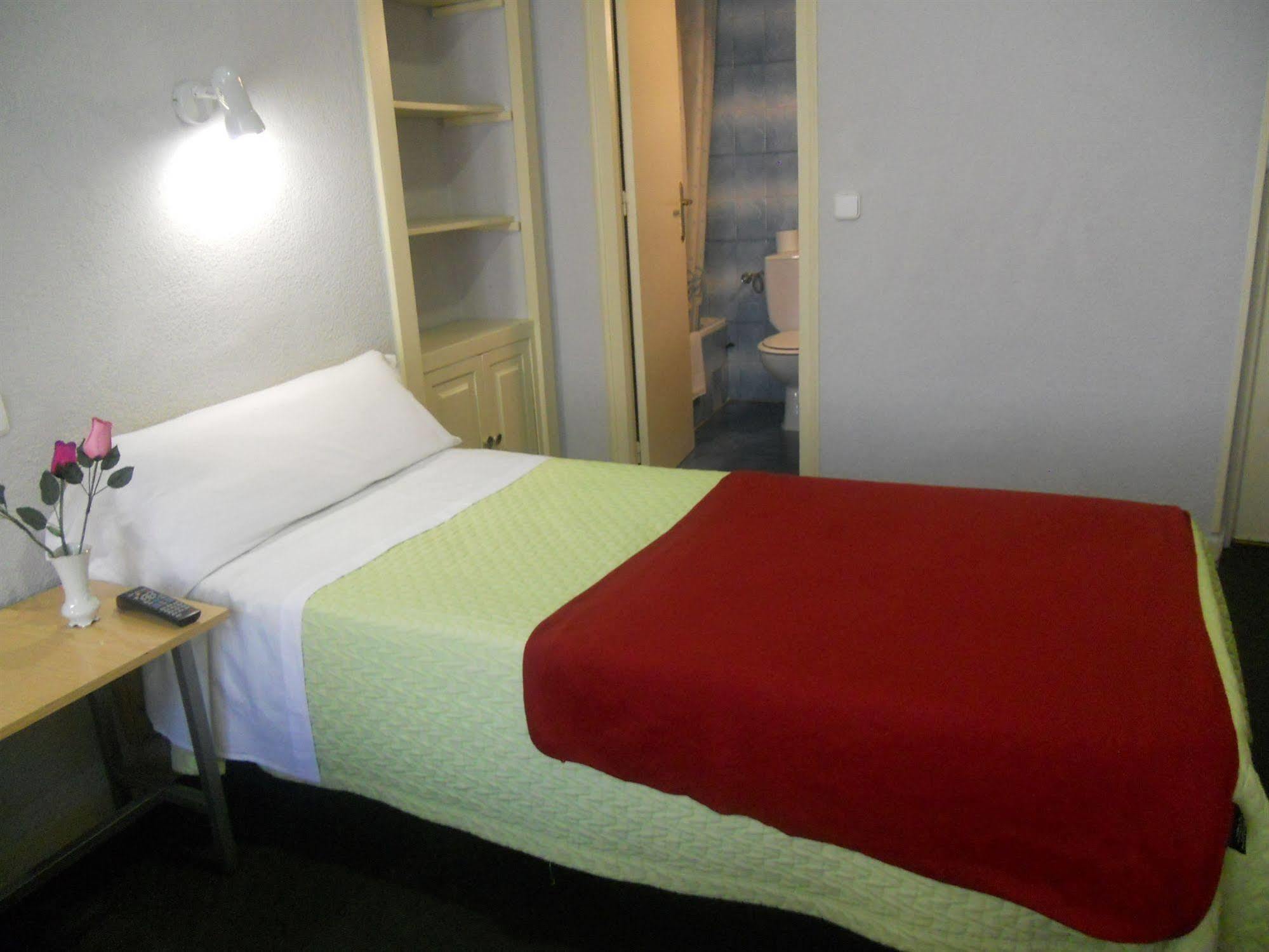 Hostal Olga Мадрид Экстерьер фото