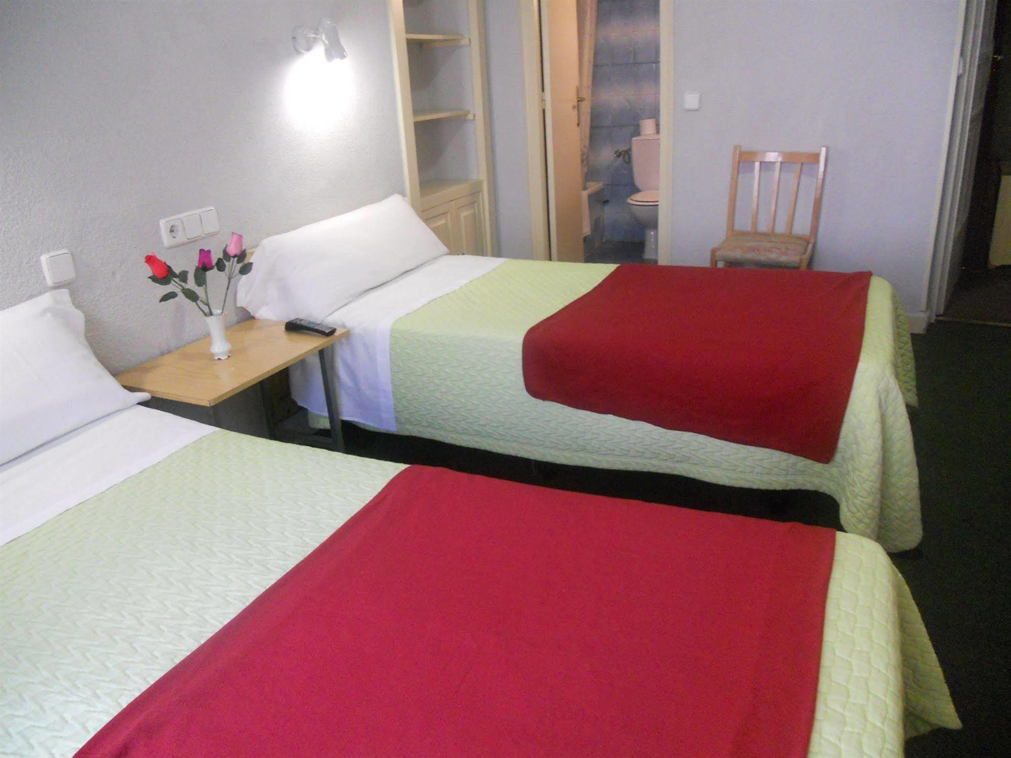 Hostal Olga Мадрид Экстерьер фото