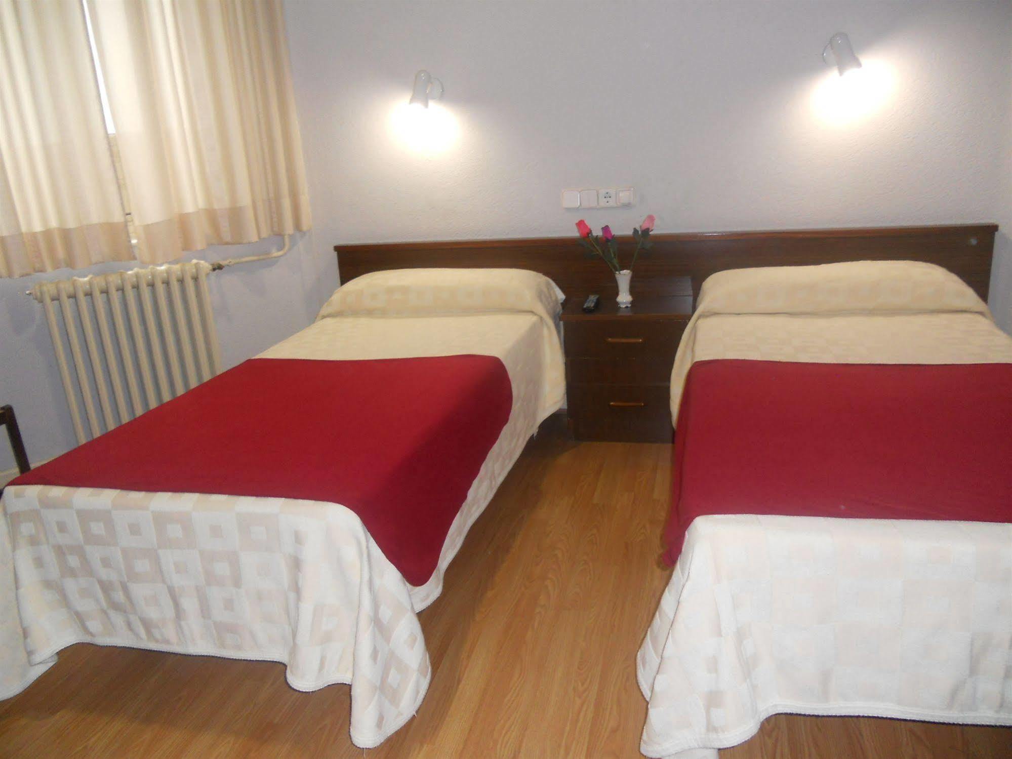 Hostal Olga Мадрид Экстерьер фото