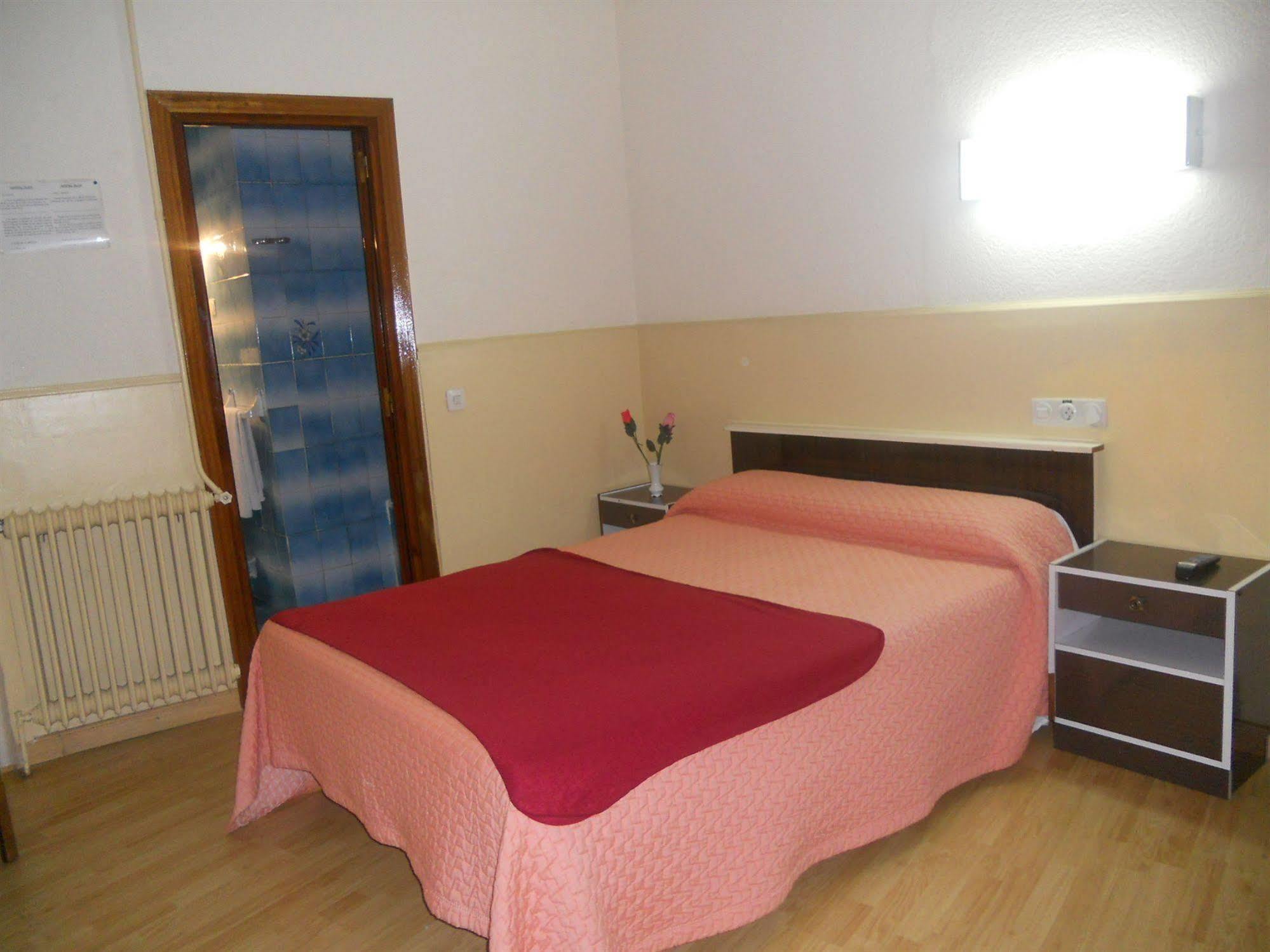 Hostal Olga Мадрид Экстерьер фото