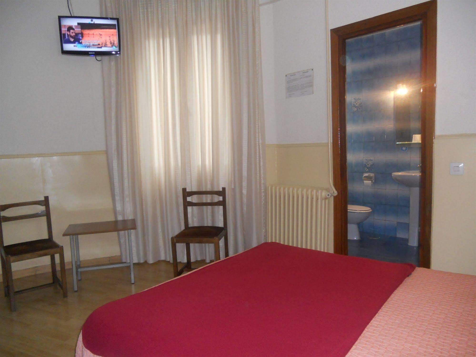 Hostal Olga Мадрид Экстерьер фото