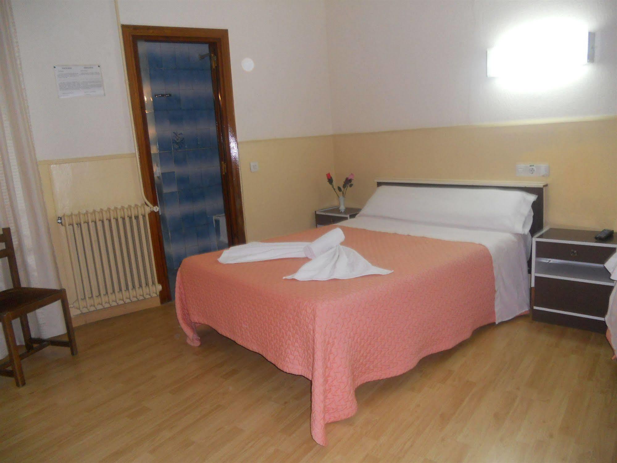 Hostal Olga Мадрид Экстерьер фото