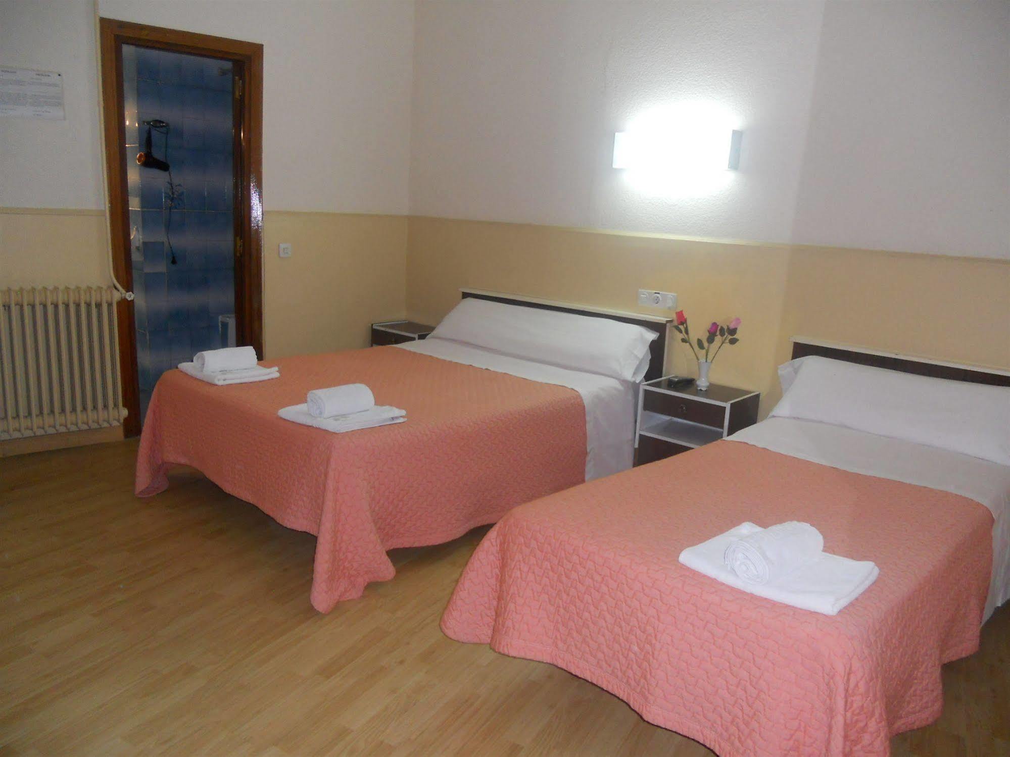Hostal Olga Мадрид Экстерьер фото