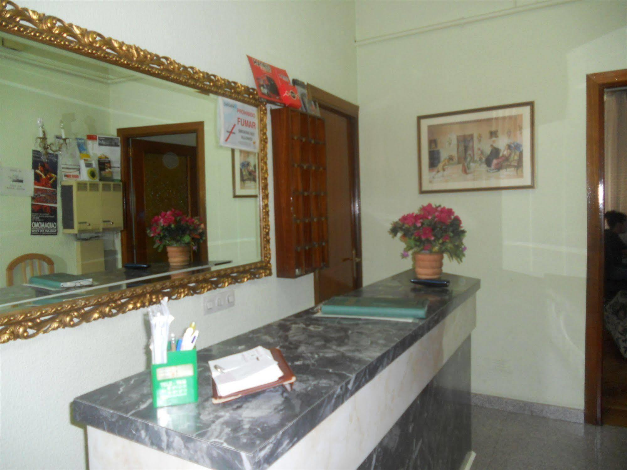 Hostal Olga Мадрид Экстерьер фото